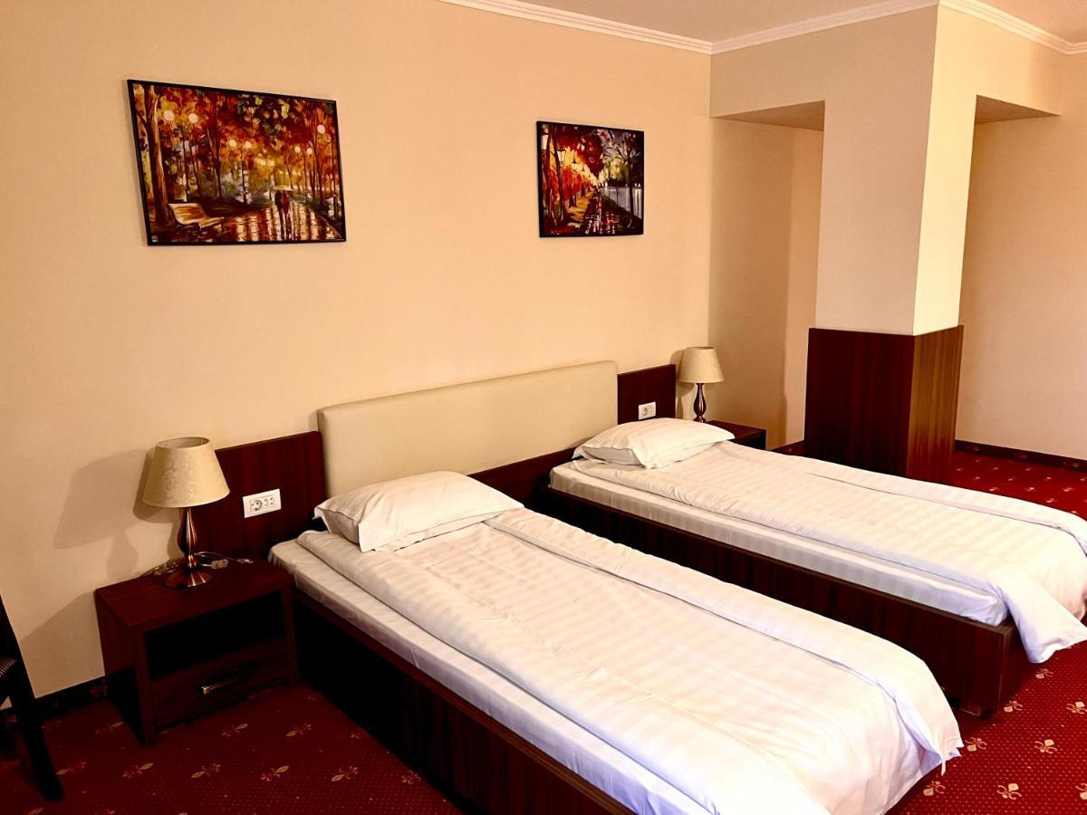 Complex Azar Hotell Galaţi Exteriör bild